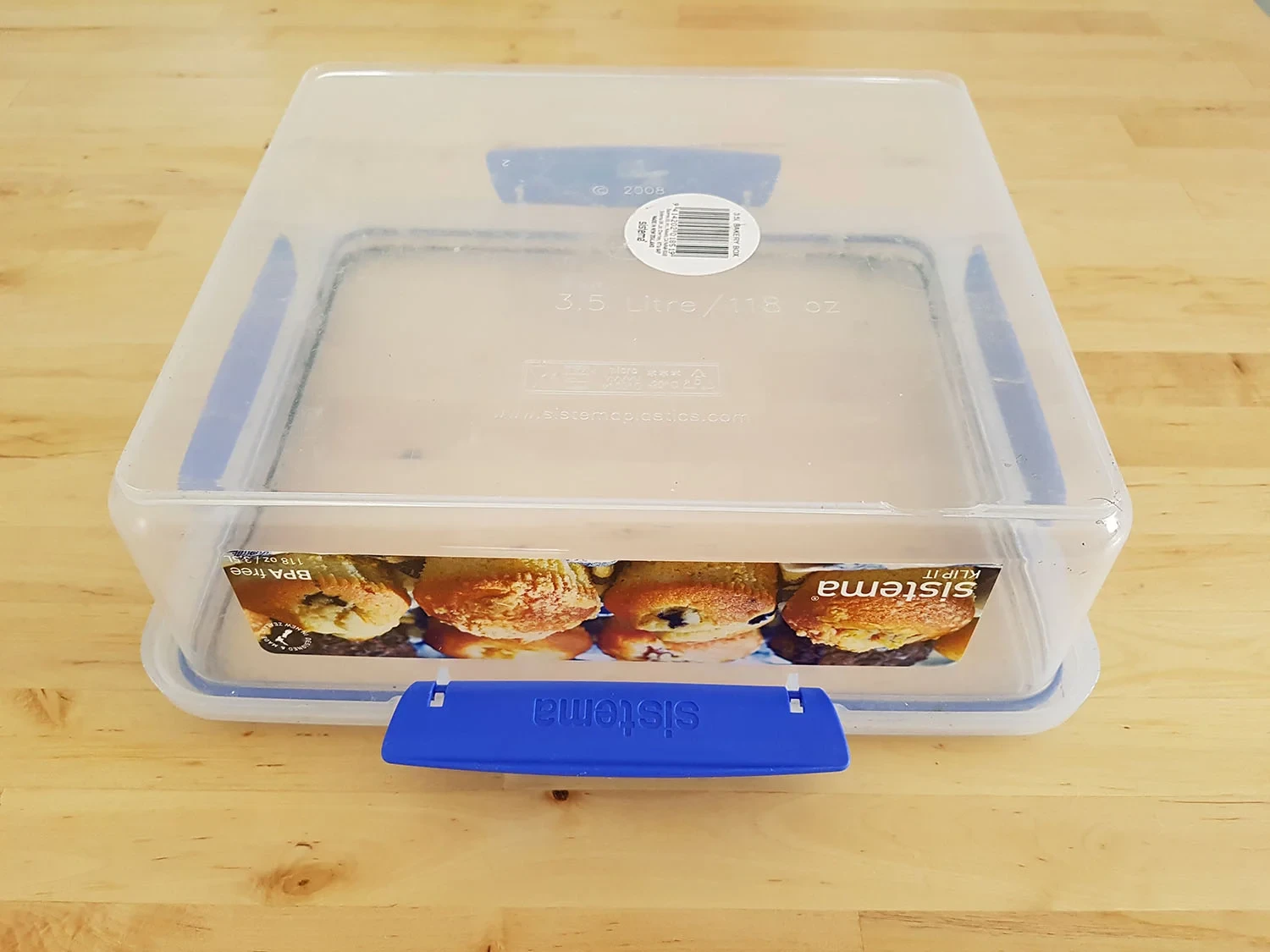This is a 3.5L Sistema. This is the smallest I would suggest using for a wet palette. I use a 7L one.&nbsp;