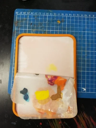 Yellow seeped through on the sponge after 70 hours in the palette.&nbsp;